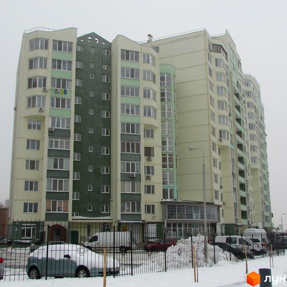 Житловий комплекс Едем з сучасними багатоповерховими будинками та прибудинковою територією, засніженою взимку.