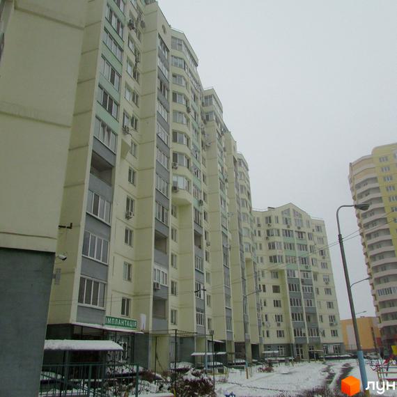 Житловий комплекс Едем з висотними будинками та прибудинковою територією, засніжений пейзаж.