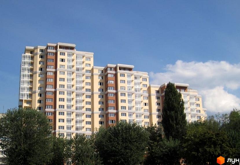 Житловий комплекс Вишневий квартал з сучасними фасадами, оточений зеленими насадженнями та облаштованою територією.