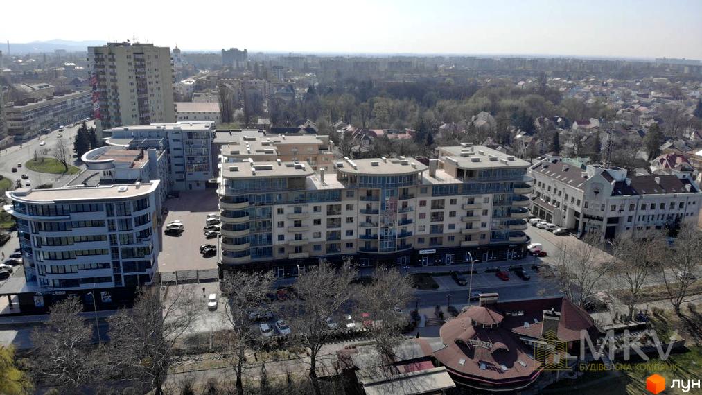 Житловий комплекс Перлина – це сучасна новобудова з вигнутими фасадами та просторою прибудинковою територією, що ідеально вписується в міський ландшафт.