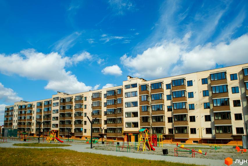 Житловий комплекс Софія – нова багатоповерхова будівля з цегляним фасадом та балконами. Поруч розташований дитячий майданчик з гірками та гойдалками.