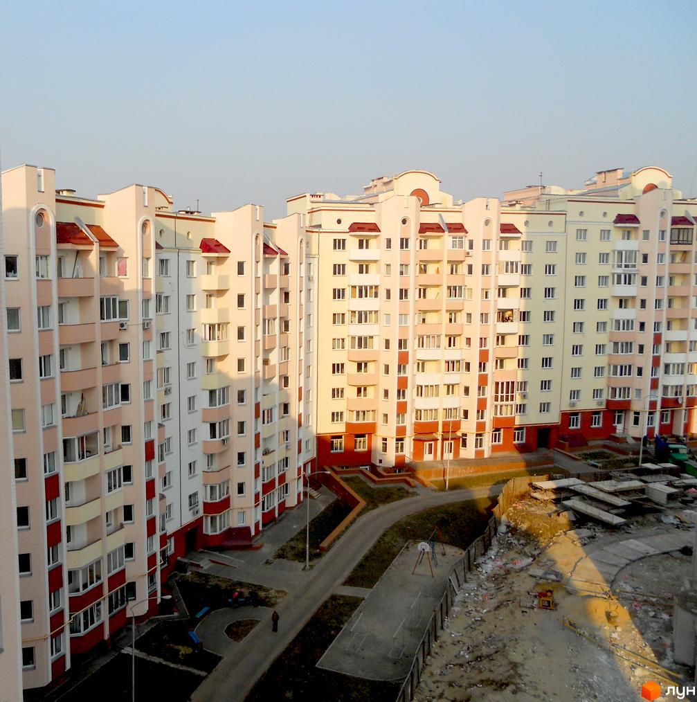 Житловий комплекс Чисті сосни з багатоповерховими будинками та прибудинковою територією. Видно дитячий майданчик і зелені зони.