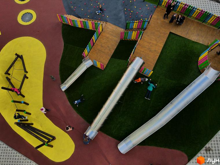 Дитячий майданчик у ЖК Синергія-3+. Сучасний комплекс із гірками, скеледромом та ігровими зонами для дітей.