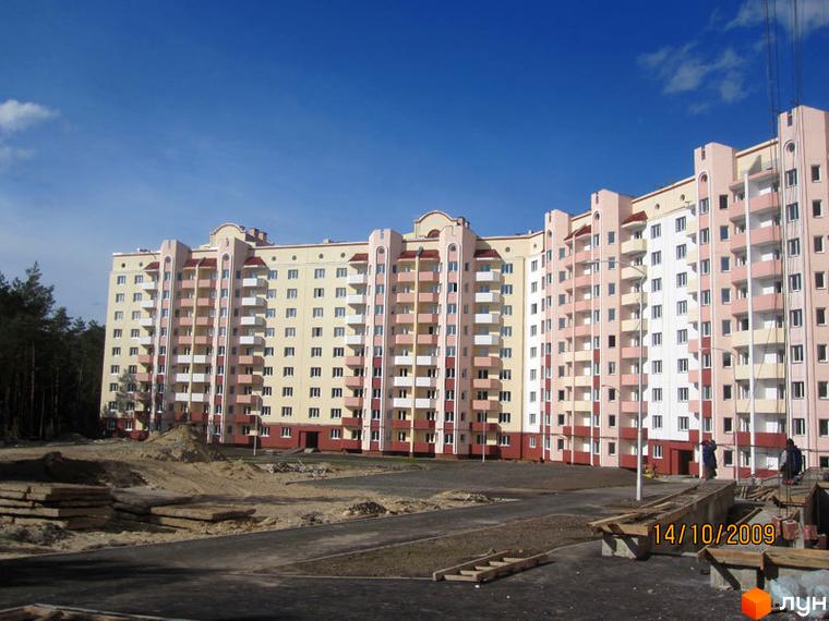 Житловий комплекс Чисті сосни з п'ятиповерховими будинками та прибудинковою територією, що готується до благоустрою.