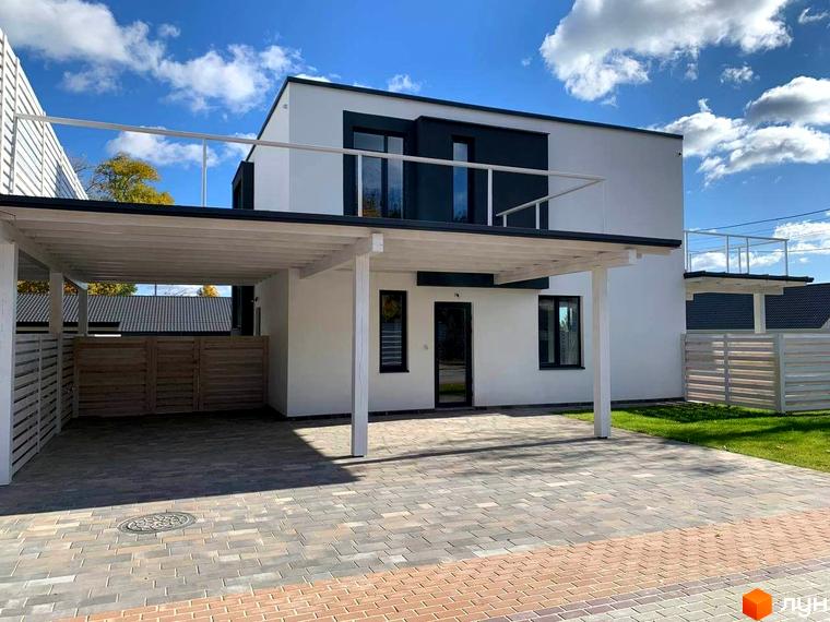 Котеджне містечко КМ Wood Side Village: сучасний двоповерховий будинок з навісом для авто та вимощеною прибудинковою територією.