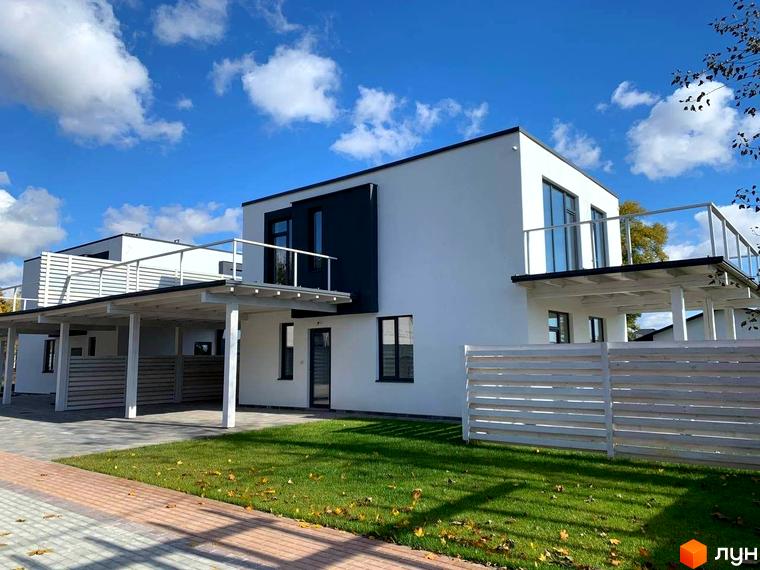 Котеджне містечко КМ Wood Side Village. Сучасні двоповерхові будинки з терасами та навісами для автомобілів, доглянута прибудинкова територія з газоном та парканом.