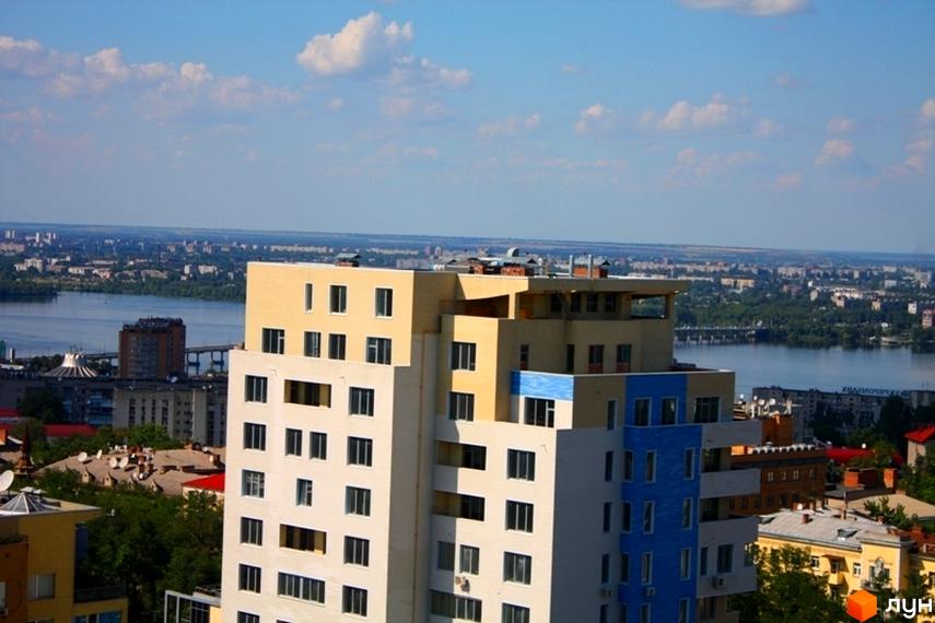 Житловий комплекс Будинок на Жуковського з сучасним фасадом. Вид на прибудинкову територію та навколишні будівлі.