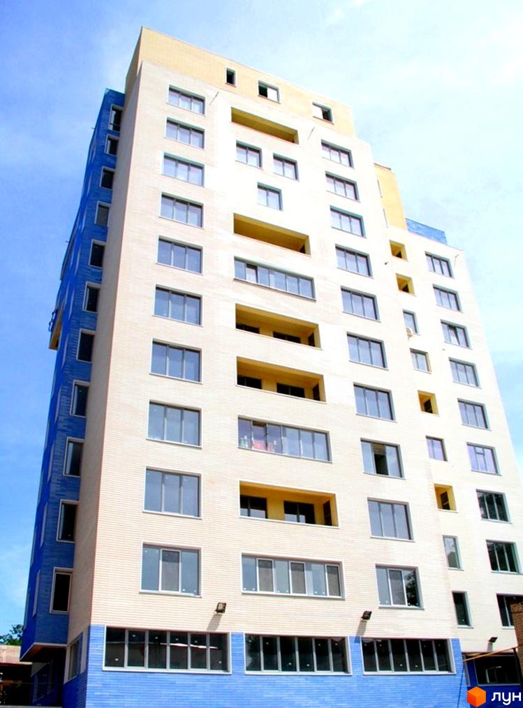 Житловий комплекс Будинок на Жуковського з сучасним фасадом та великими вікнами. Прибудинкова територія облаштована для комфортного проживання.