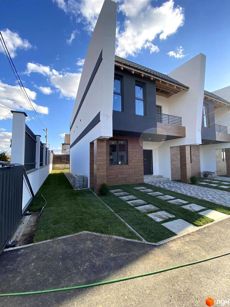 Таунхауси Royal life з білим фасадом та дерев'яними елементами, прибудинкова територія з газоном та доріжками з плитки.