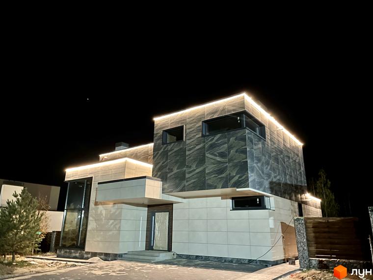 Зображення будинку ЖК Crystal Forest вночі з підсвічуванням. Видно фасад будівлі та прилеглу територію.