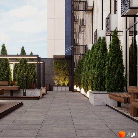 Новобудова ЖК Edelweiss House з зеленою зоною та лаунж-зоною на терасі. Сучасний дизайн фасаду та комфортна прибудинкова територія з деревами та місцями для відпочинку.