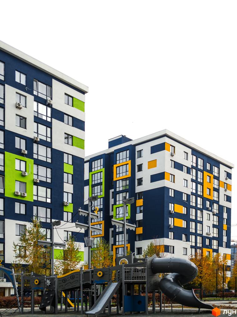 Новобудова ЖК Модуль з яскравими фасадами та дитячим майданчиком у вигляді корабля. Сучасна архітектура та комфортна прибудинкова територія для дітей та дорослих.