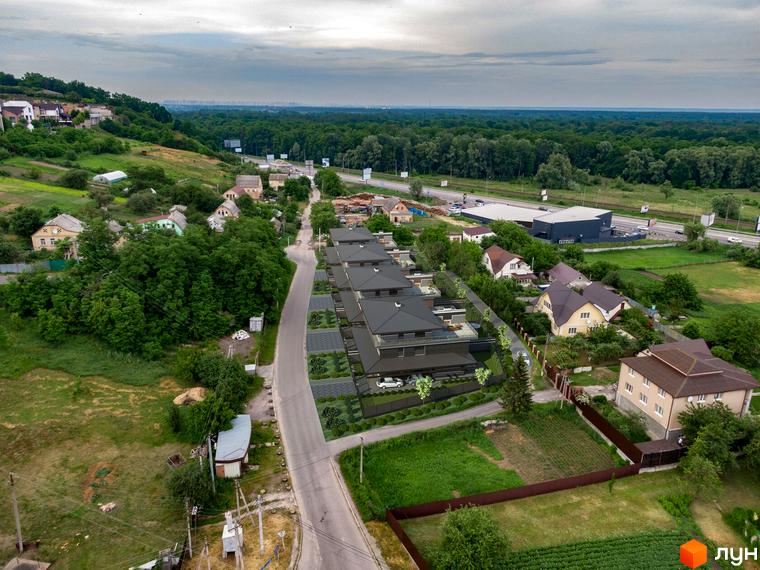 Дуплекси Posh House - сучасна новобудова з акуратними прибудинковими територіями. Комплекс розташований серед зелені, з видом на ліс та місто.