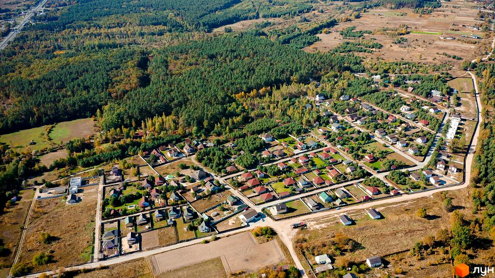 Котеджне містечко Калина-2 – це мальовничий житловий район з однотипними будинками та доглянутими прибудинковими територіями, оточений лісом.