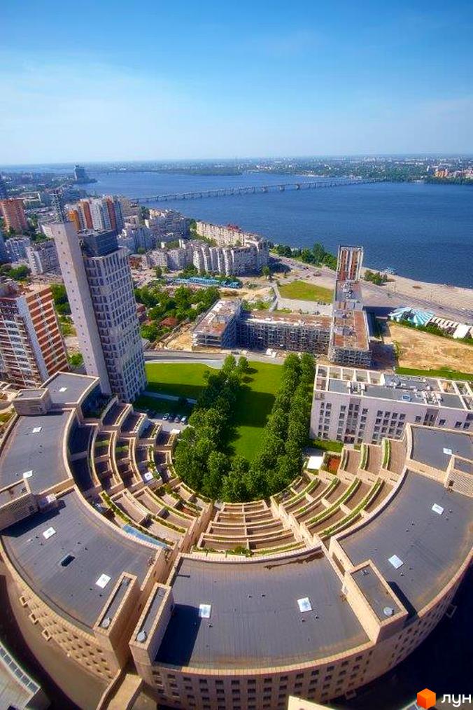 Житловий комплекс Амфітеатр з сучасною архітектурою та зеленими зонами. Вид на прибудинкову територію та річку.