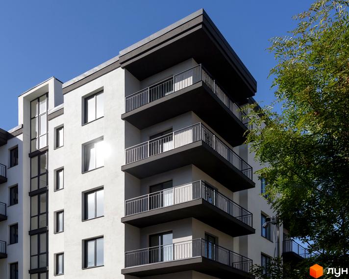 Зовнішній вигляд новобудови на вул. Козачука, 27а, з балконами та вікнами на тлі блакитного неба та зелені дерев.