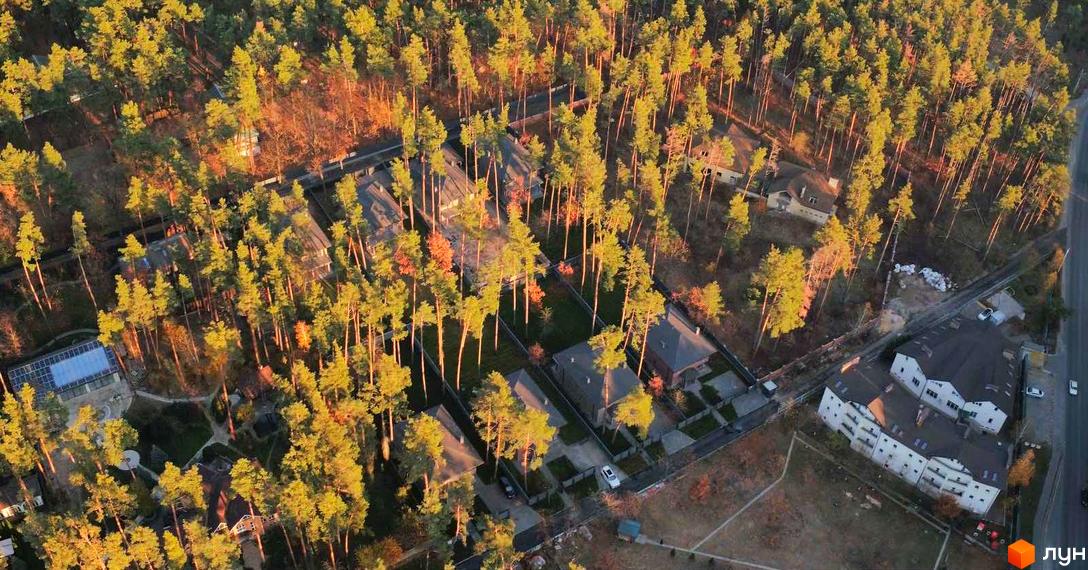 КМ Лісові Плюти. Аерофотозйомка котеджного містечка з будинками та зеленою прибудинковою територією.