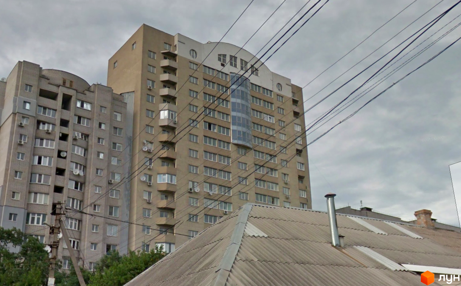 Житловий комплекс Георгіївський з сучасним фасадом та балконами, прибудинкова територія з зеленими насадженнями.