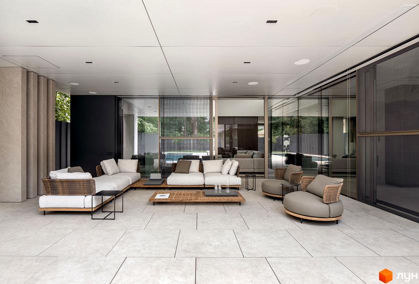 Простора тераса з сучасними меблями та видом на басейн у котеджному містечку KM 3L Residences. Відкритий простір для відпочинку та насолоди природою.