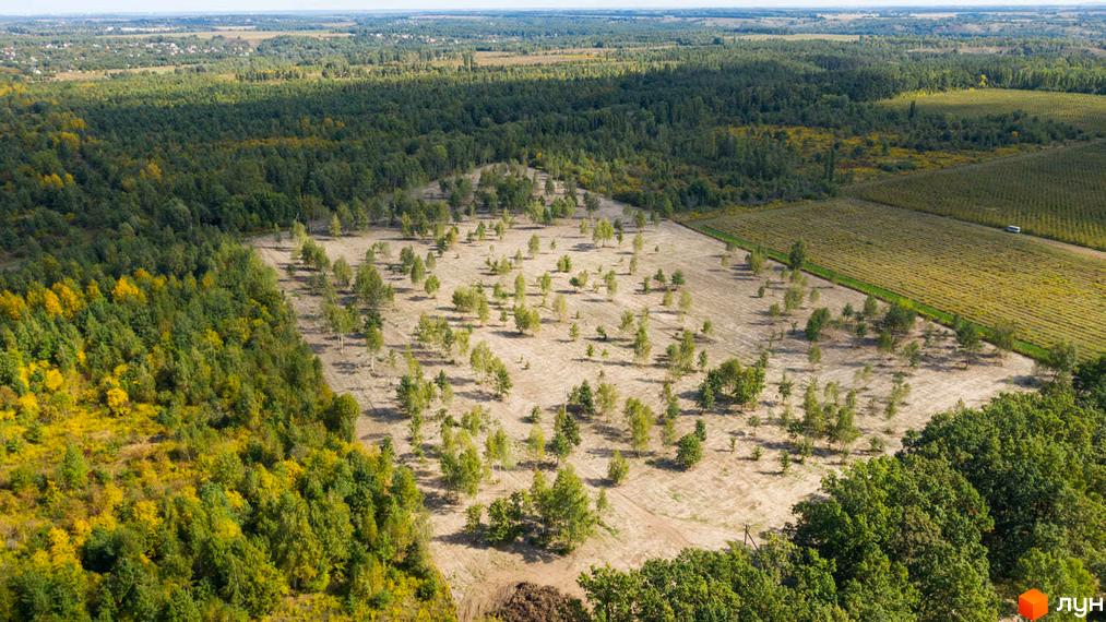 Котеджний квартал „Гетьманський 4“ - вид з висоти пташиного польоту на територію комплексу з новими будинками та зеленою зоною.