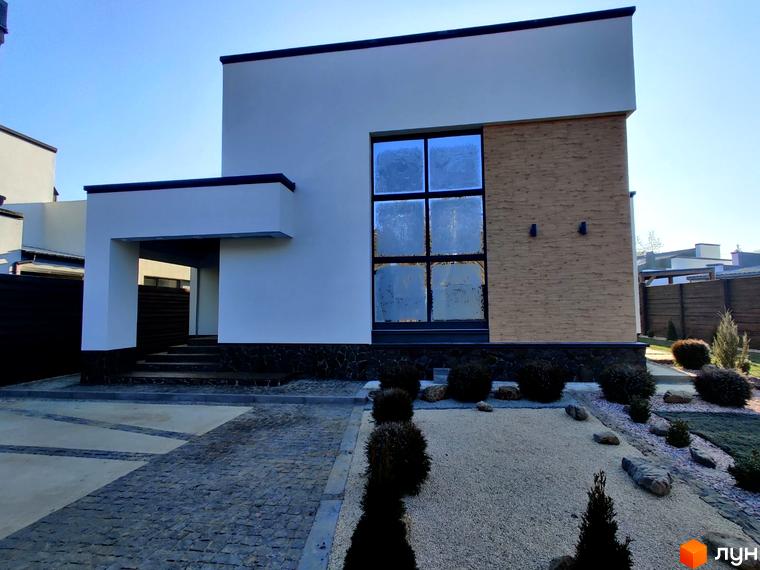 Зображення будинку в Котеджному містечку Hi-Tech House. Двоповерховий будинок з великим вікном та ландшафтним дизайном.