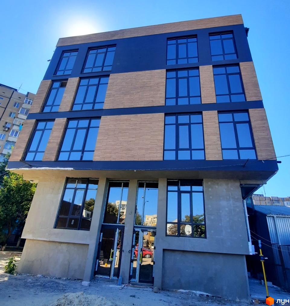 Зображення фасаду Житлового комплексу Loft. Багатоповерхова будівля з великими вікнами та оздобленням під цеглу.