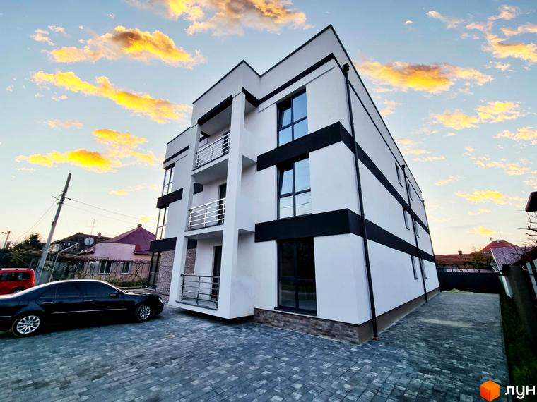 Зображення фасаду та прибудинкової території Житлового комплексу Преміум Хаус. Багатоповерховий будинок з балконами та автомобілем на подвір'ї.