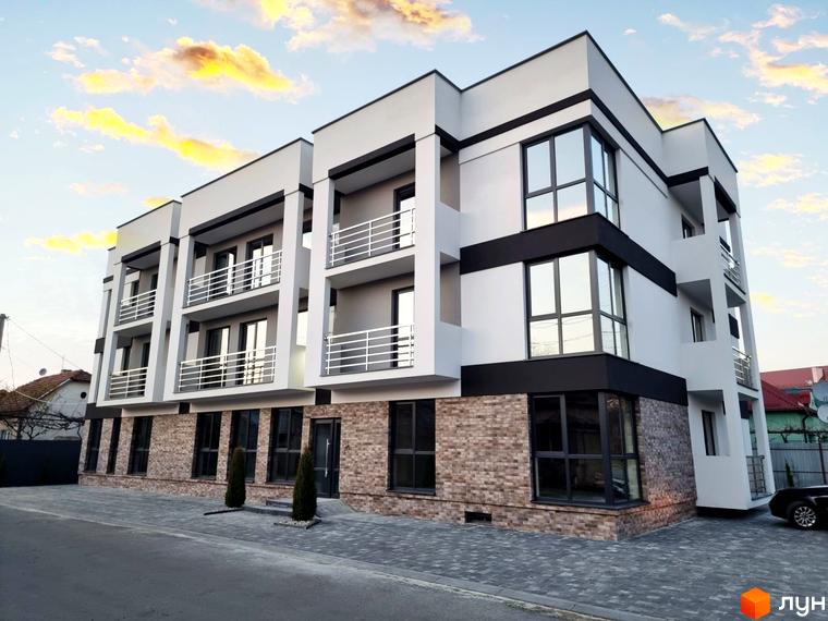 Зображення фасаду Житлового комплексу Преміум Хаус. Багатоповерхова будівля з балконами та великими вікнами, розташована на вулиці з тротуаром.