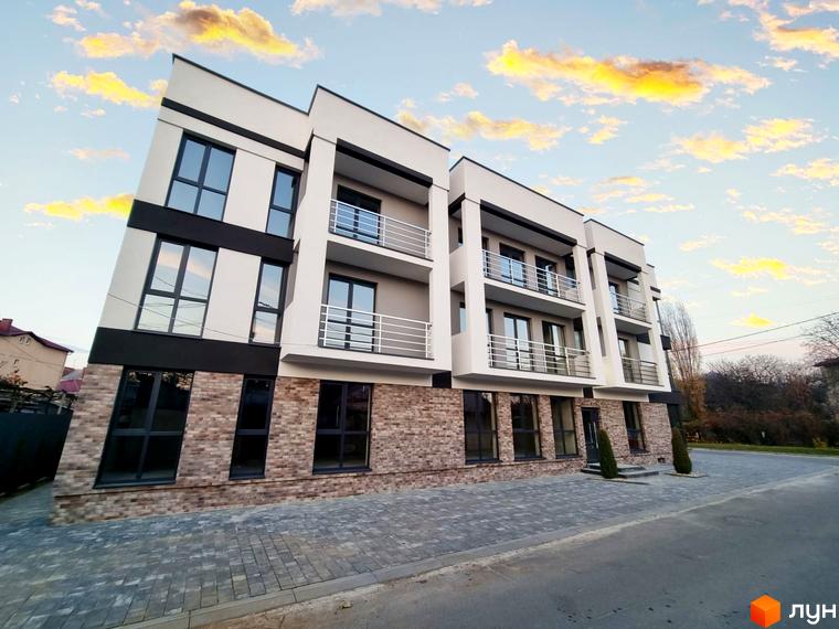 Зображення фасаду Житлового комплексу Преміум Хаус з балконами. Вигляд на тротуарну доріжку та прибудинкову територію.