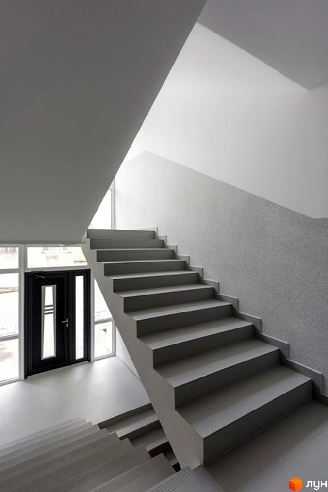 Сучасні сходи та двері в новобудові на вулиці Козачука, 27а. Вхідна група з великими вікнами.