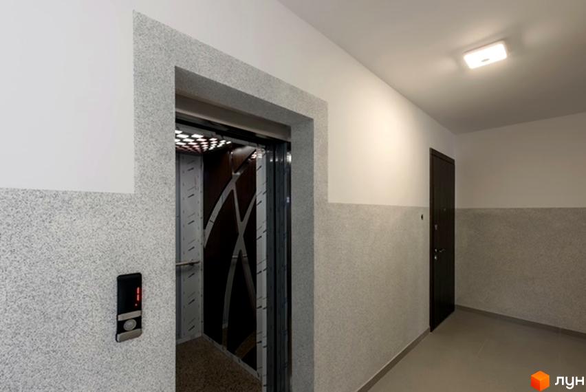 Сучасний ліфт у новобудові на вулиці Козачука, 27а. Просторий коридор з дверима та освітленням.