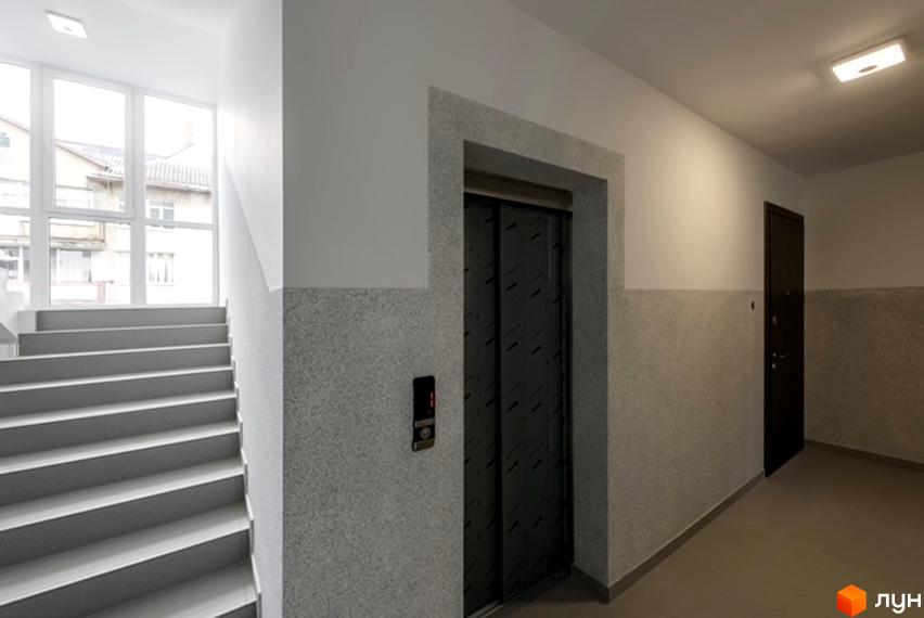 Вхідна група житлового комплексу вул. Козачука, 27а з сходами та ліфтом. Фото фасаду новобудови.