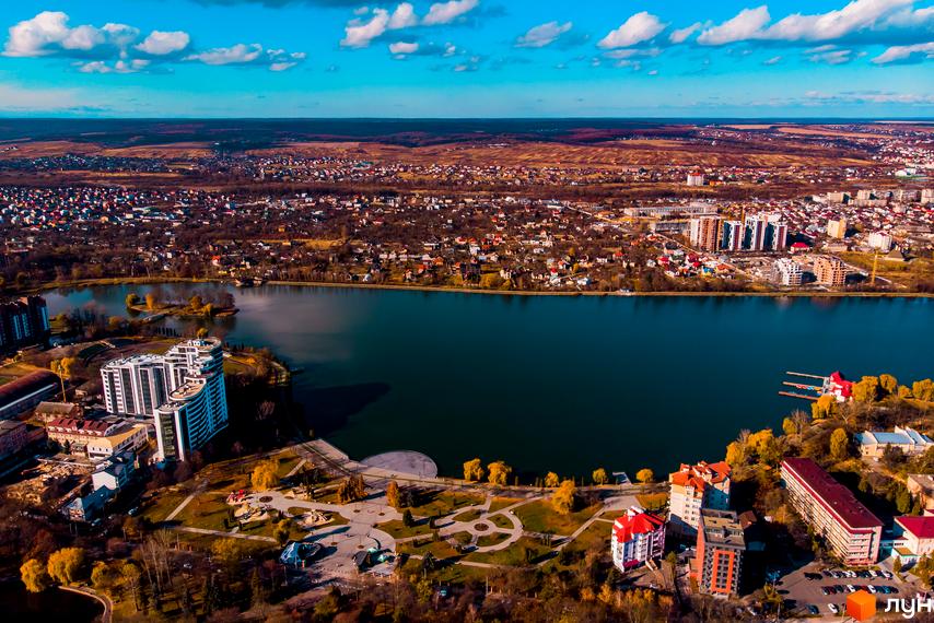 Житловий комплекс Parus з висоти пташиного польоту. Видно новобудову, озеро та прибудинкову територію з парком.