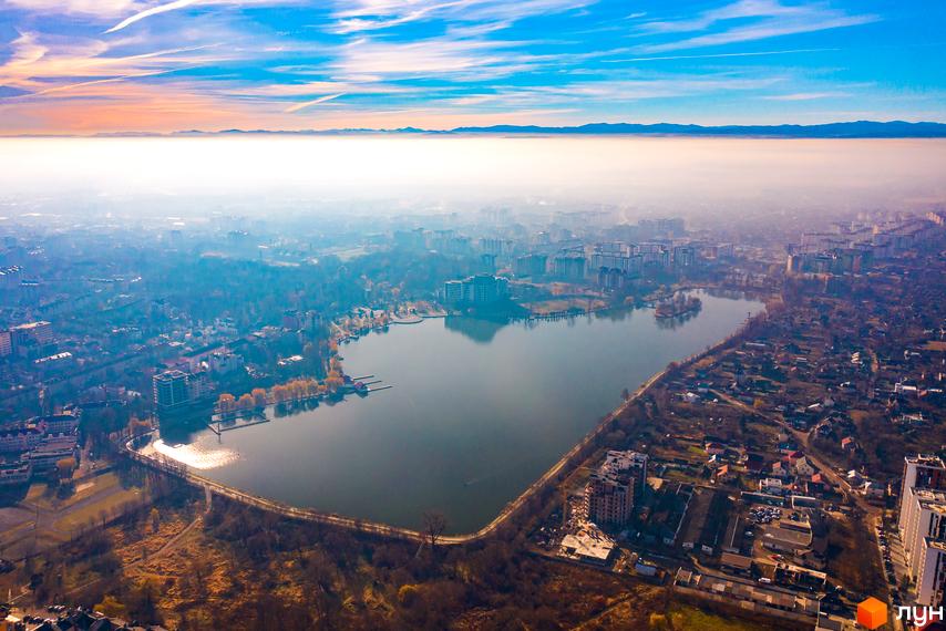 Житловий комплекс Parus з висоти пташиного польоту. Видно озеро біля новобудови та навколишню забудову.