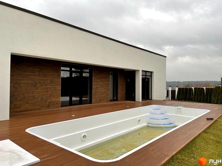 Котеджне містечко White Stone: сучасний будинок з терасою та басейном, оточений зеленню. Відкрийте для себе комфортне життя в новобудові.