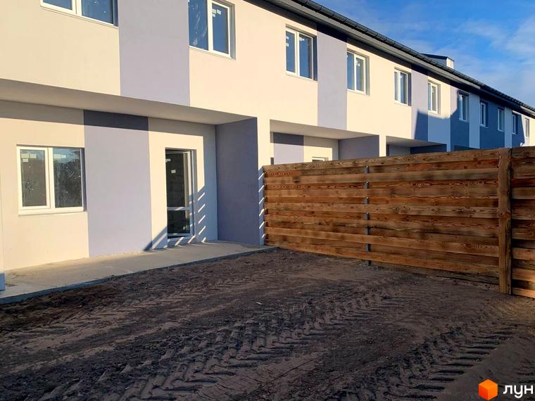 Зовнішній вигляд таунхаусів Smart Country House 2 з дерев'яним парканом. Подвір'я з підготовленим ґрунтом.