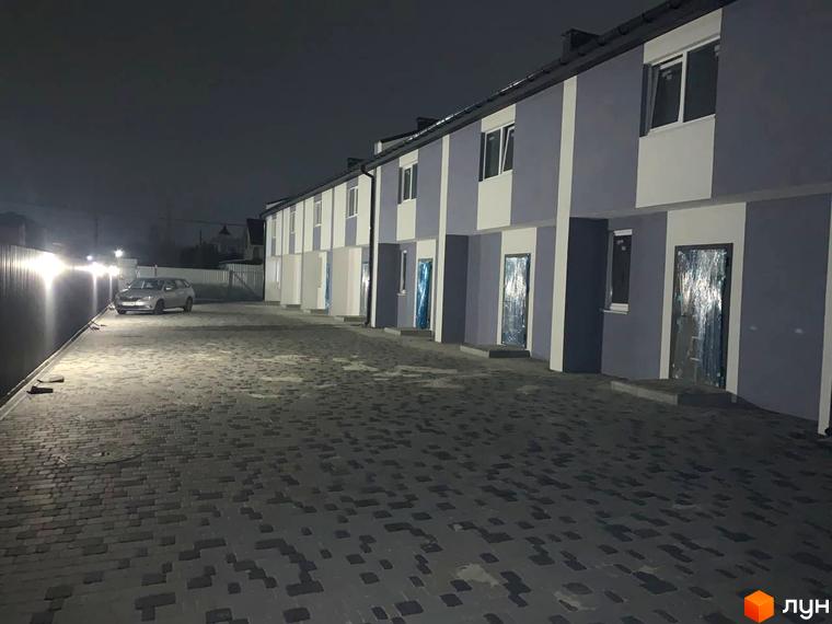 Зображення таунхаусів Smart Country House 2. Вигляд фасаду будинку та прибудинкової території з бруківкою.