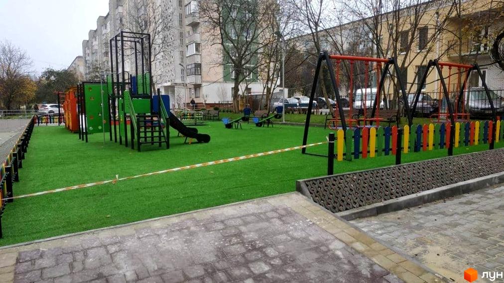 Житловий комплекс на вул. Київська. На території облаштований дитячий майданчик з ігровими елементами та яскравим парканом.