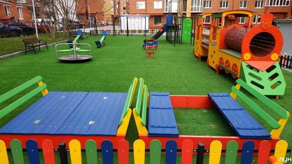 Майданчик для дітей у Житловому комплексі по вул. Київська. На території є пісочниця, гойдалки, гірки та ігровий потяг.
