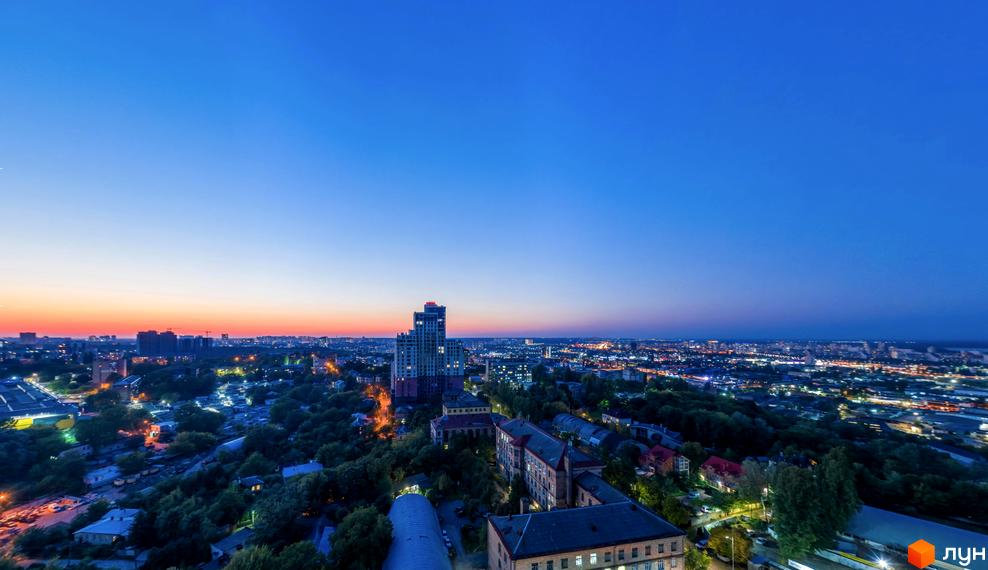 Вид на місто з висоти пташиного польоту. На передньому плані будівлі Житловий комплекс Лук'янівський каскад, навколо зелені насадження.