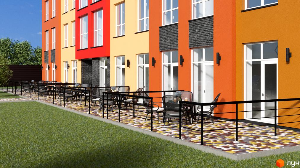 Яскравий фасад будинку ЖК Калиновий Квартал з терасою та столиками для відпочинку. Зелена галявина з газоном перед будівлею.