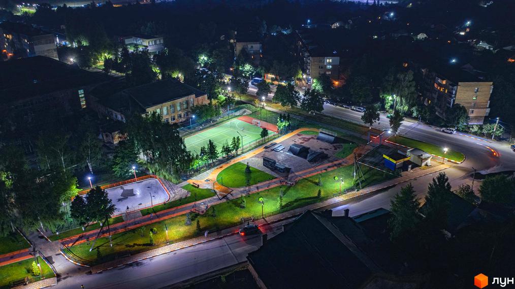 Зображення Житлового району Калиновий Квартал вночі з висоти пташиного польоту. Видно футбольне поле, дитячий майданчик та освітлені вулиці.