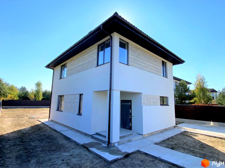 Зовнішній вигляд двоповерхового будинку в Котеджному містечку Vita House. Навколо будинку видно газон та доріжки.