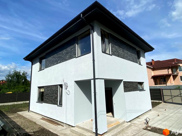 Зовнішній вигляд двоповерхового будинку в Котеджному містечку Vita House. Навколо будинку облаштована прибудинкова територія.