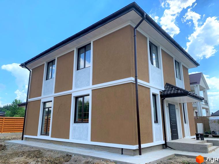 Зображення двоповерхового будинку в Котеджному містечку Vita House. Світло-коричневий фасад з білими вставками та чорним дахом.