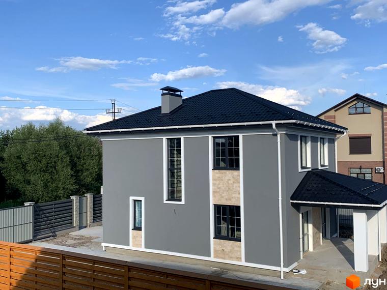 Зображення будинку в Котеджному містечку Vita House. Двоповерховий будинок сірого кольору з чорним дахом та білими віконними рамами.