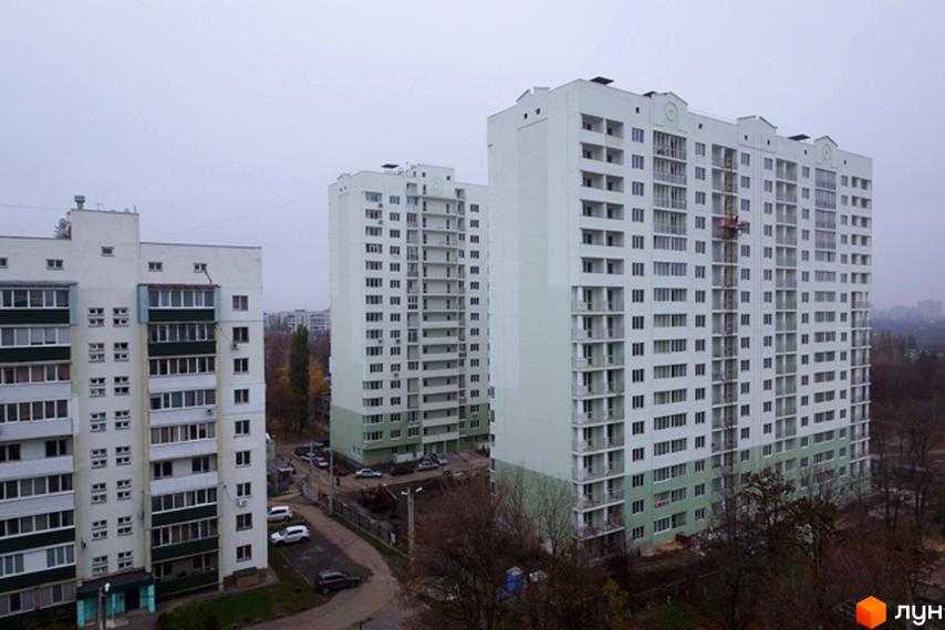 Житловий комплекс Квартет з висотними будинками та прибудинковою територією з зеленими насадженнями та парковкою.
