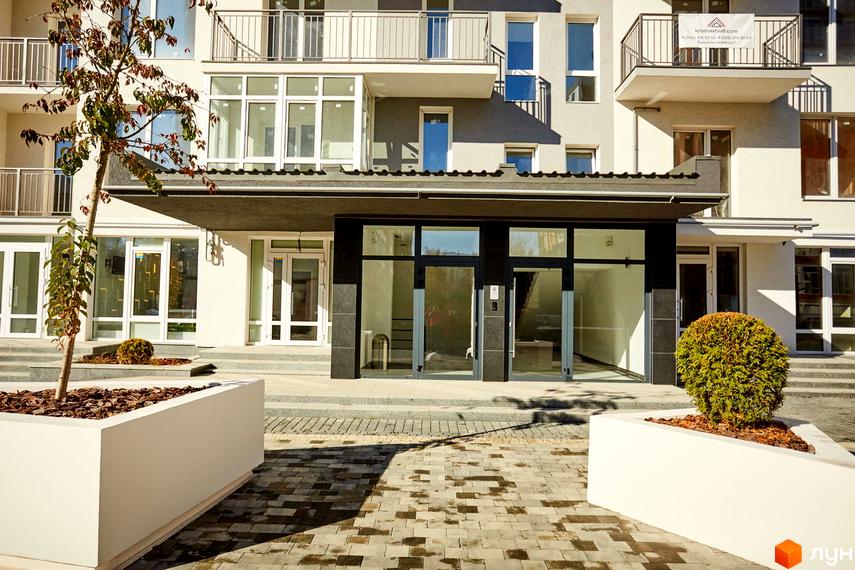 Зовнішній вигляд фасаду та вхідної групи Житлового комплексу KromaxBud. Прибудинкова територія з ландшафтним дизайном та мощенням.