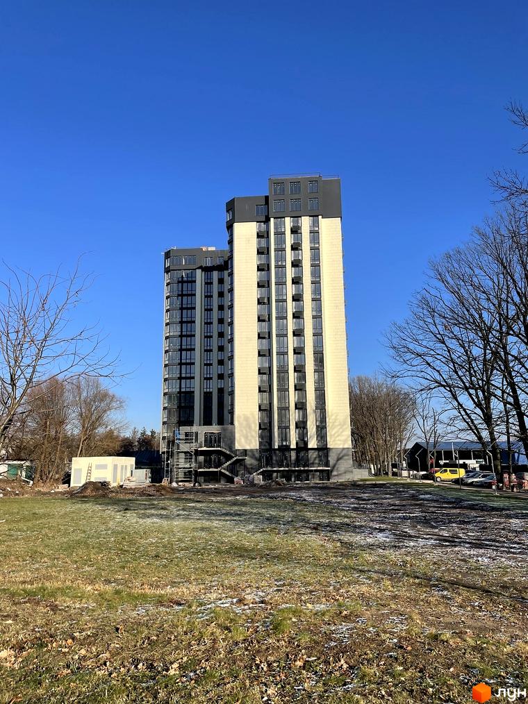 Житловий комплекс Park Plaza: дві високі будівлі з світлим та темним фасадом, видно будівельні роботи. Перед будинками газон з деревами.