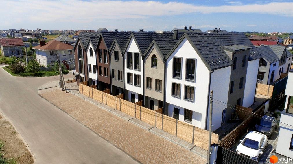 Котеджне містечко КМ New Smart 7. Зовнішній вигляд будинків та прибудинкова територія з дорогою та паркуванням.